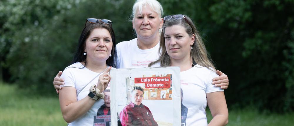 Maria (l) und Janie (r) Frómeta Compte, Töchter des inhaftierten Deutsch-Kubaners Luis Frómeta Compte, und dessen Ehefrau Silke Frómeta Compte bei einer Kundgebung im Dresdner Alaunpark. 