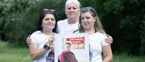 Maria (l) und Janie (r) Frómeta Compte, Töchter des inhaftierten Deutsch-Kubaners Luis Frómeta Compte, und dessen Ehefrau Silke Frómeta Compte bei einer Kundgebung im Dresdner Alaunpark. 
