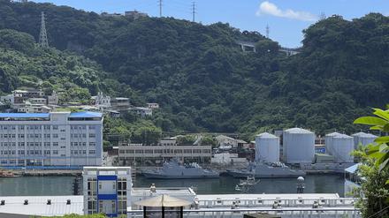 Taiwanische Militärschiffe liegen im Hafen von Keelung. Taiwans Streitkräfte haben nach eigenen Angaben einen chinesischen Wetterballon vor der Küste des ostasiatischen Inselstaates entdeckt. Die Behörde erklärte, dass das Fluggerät auf 21 000 Fuß (etwa 6400 Meter) rund 101 nautische Meilen (etwa 187 Kilometer) südwestlich von Keelung «vermutlich» für Messungen eingesetzt wurde.