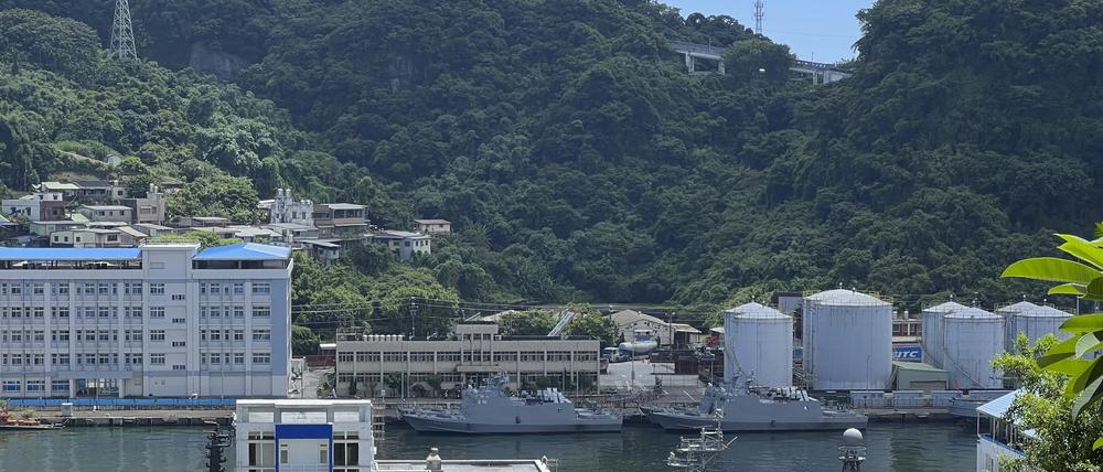 Taiwanische Militärschiffe liegen im Hafen von Keelung. Taiwans Streitkräfte haben nach eigenen Angaben einen chinesischen Wetterballon vor der Küste des ostasiatischen Inselstaates entdeckt. Die Behörde erklärte, dass das Fluggerät auf 21 000 Fuß (etwa 6400 Meter) rund 101 nautische Meilen (etwa 187 Kilometer) südwestlich von Keelung «vermutlich» für Messungen eingesetzt wurde.