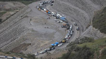 Ethnische Armenier fliehen aus Berg-Karabach nach Kornidzor in der armenischen Region Syunik. Im Südkaukasus haben die beiden verfeindeten Nachbarländer Armenien und Aserbaidschan wenige Monate nach der jüngsten Eskalation gefangene Soldaten ausgetauscht. 