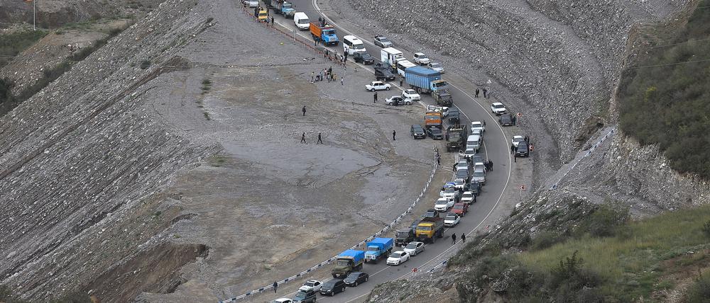 Ethnische Armenier fliehen aus Berg-Karabach nach Kornidzor in der armenischen Region Syunik. Im Südkaukasus haben die beiden verfeindeten Nachbarländer Armenien und Aserbaidschan wenige Monate nach der jüngsten Eskalation gefangene Soldaten ausgetauscht. 