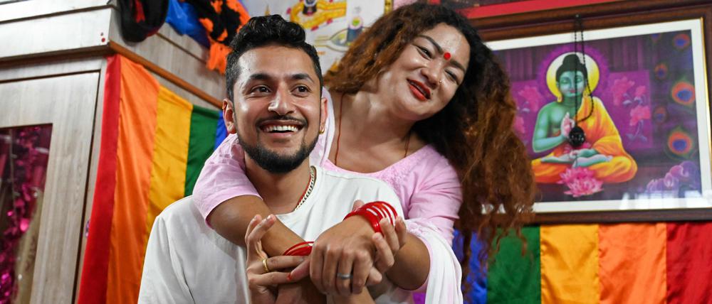Surendra Pandey (27, l.) und Maya Gurung (35) haben geheiratet.