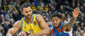 Johannes Thiemann (links) machte gegen Anadolu Istanbul so viele Punkte wie nie zuvor in der Euroleague.