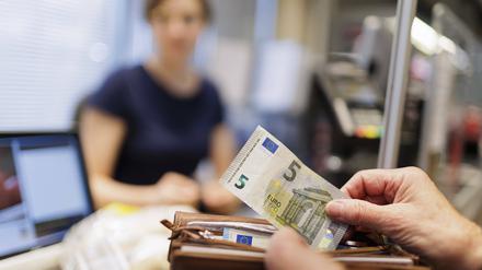 Früher, das spürt jeder, gab es mehr fürs Geld. Zucker, Kartoffeln, Olivenöl, alles ist teurer geworden.