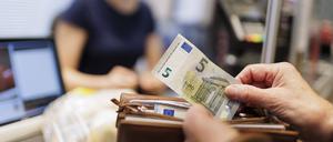 Früher, das spürt jeder, gab es mehr fürs Geld. Zucker, Kartoffeln, Olivenöl, alles ist teurer geworden.
