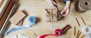 Woman cutting string with scissors at desk model released, Symbolfoto property released, MEUF08878