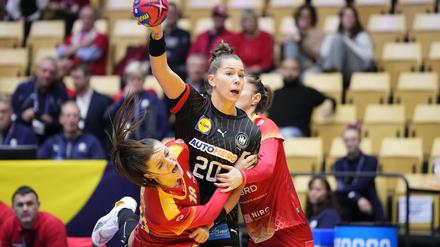 Kaum aufzuhalten. Emily Bölk (am Ball) aus Deutschland in Aktion. 