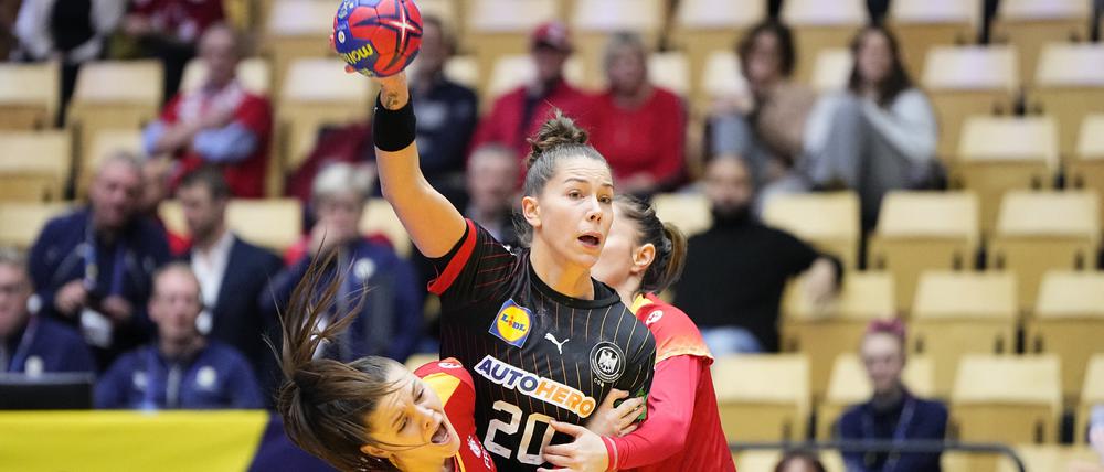 Kaum aufzuhalten. Emily Bölk (am Ball) aus Deutschland in Aktion.