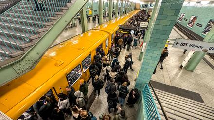 Die BVG will, dass weniger U-Bahnen fahren. Die sollen dafür pünktlicher kommen. 