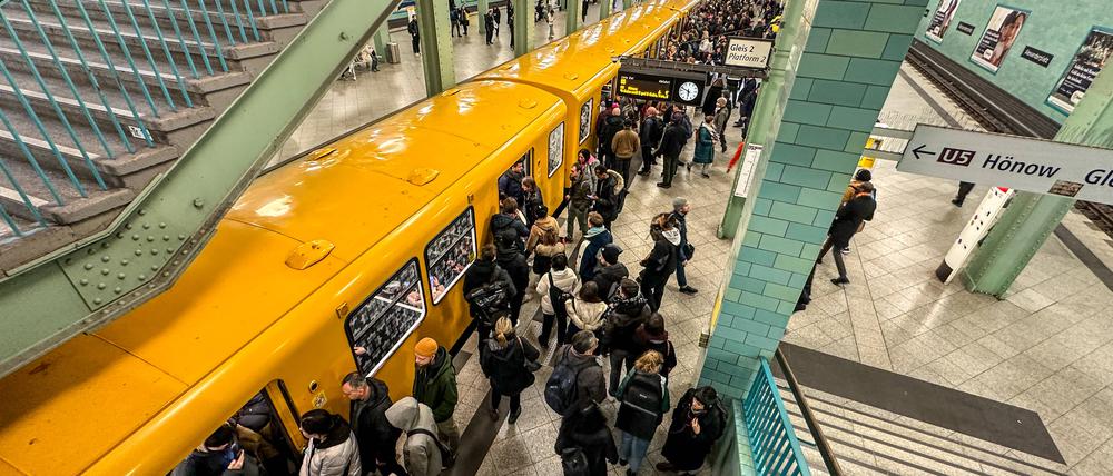 U-Bahn Zug der BVG am U-Bahnhof Alexanderplatz U3.
