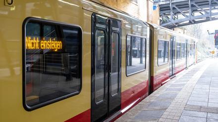 Der leere Berliner S-Bahnhof Schönhauser Allee. 