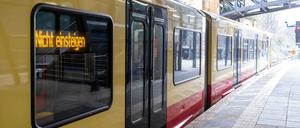 Der leere Berliner S-Bahnhof Schönhauser Allee.