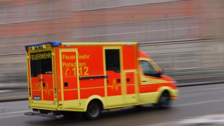Ein Rettungswagen im Einsatz in Potsdam.