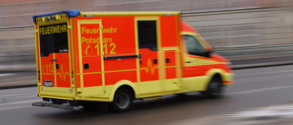 Ein Krankenwagen unterwegs in Potsdam.