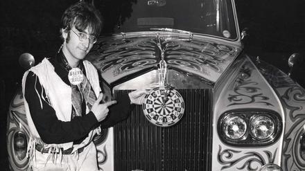 John Lennon 1968 vor seinem psychedelisch lackierten Rolls-Royce 