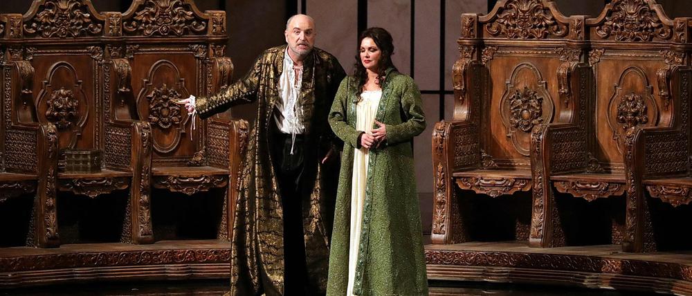 Anna Netrebko als Elisabetta und Michele Pertusi als König Philipp an der Scala. 
