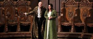 Anna Netrebko als Elisabetta und Michele Pertusi als König Philipp an der Scala.