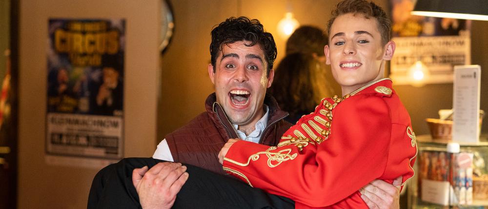 Circusdirektor Lino Friese auf den Armen von Clown Tonito im Foyer der Neuen Kammerspiele Kleinmachnow.