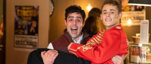 Circusdirektor Lino Friese auf den Armen von Clown Tonito im Foyer der Neuen Kammerspiele Kleinmachnow.