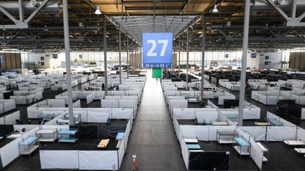 Betten für Geflüchtete stehen in der Außenstelle der Landesaufnahmebehörde Niedersachsen in der Messehalle 27 der Messe Hannover.