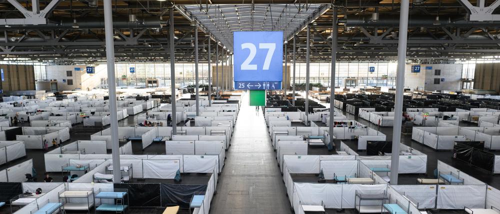 Betten für Geflüchtete stehen in der Außenstelle der Landesaufnahmebehörde Niedersachsen in der Messehalle 27 der Messe Hannover.