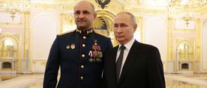 Bataillonskommandeur Artjom Shoga und Präsident Wladimir Putin im Kreml.