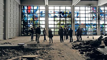Vor dem Abriss der katholischen Kirche Ste. Geneviève in der ehemaligen Alliiertensiedlung Cité Foch in Reinickendorf wurde das monumentale Glaswandbild 2016 aus dem ehemaligen Andachtsraum  ausgebaut und an einem sicheren Ort gelagert.