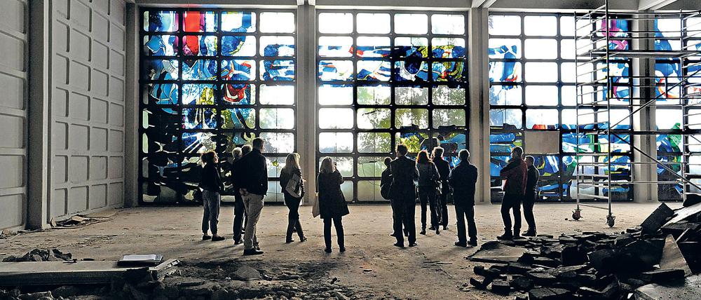 Vor dem Abriss der katholischen Kirche Ste. Geneviève in der ehemaligen Alliiertensiedlung Cité Foch in Reinickendorf wurde das monumentale Glaswandbild 2016 aus dem ehemaligen Andachtsraum  ausgebaut und an einem sicheren Ort gelagert.