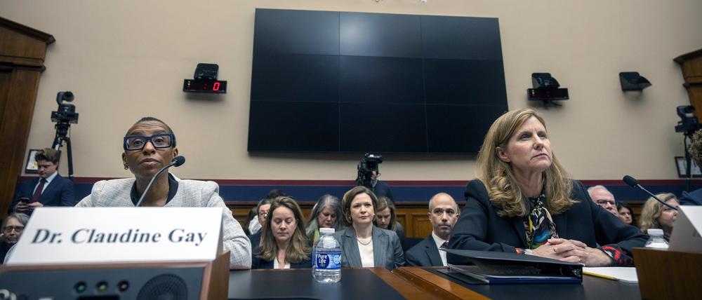 Claudine Gay (links), Harvard-Präsidentin, spricht während einer Anhörung des Bildungsausschusses des Repräsentantenhauses auf dem Capitol Hill, während Liz Magill, Präsidentin der University of Pennsylvania, zuhört.