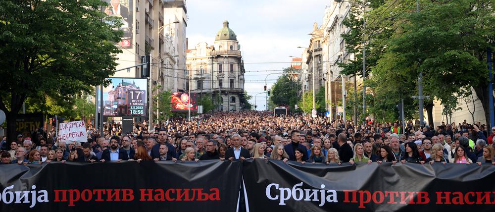 So begann es: Tausende protestieren gegen im Mai in Belgrad gegen die allgegenwärtige Gewalt im Land.