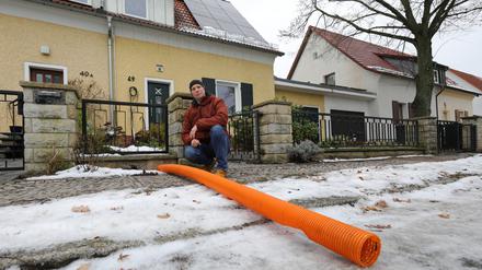 Probleme beim Anschluß einer privaten Solaranlage in Potsdam.
Katrin Lütge schildert Probleme beim Anmelden ihrer Photovoltaik-Anlage bei der Netzgesellschaft Potsdam. Es geht um einen etwa 3 Meter langen Leitungsschacht (symbolisches rotes Rohr) von der Betreiberleitung zur Grundstücksgrenze.