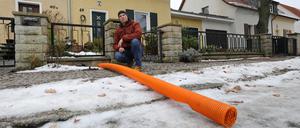 Probleme beim Anschluß einer privaten Solaranlage in Potsdam.
Katrin Lütge schildert Probleme beim Anmelden ihrer Photovoltaik-Anlage bei der Netzgesellschaft Potsdam. Es geht um einen etwa 3 Meter langen Leitungsschacht (symbolisches rotes Rohr) von der Betreiberleitung zur Grundstücksgrenze.