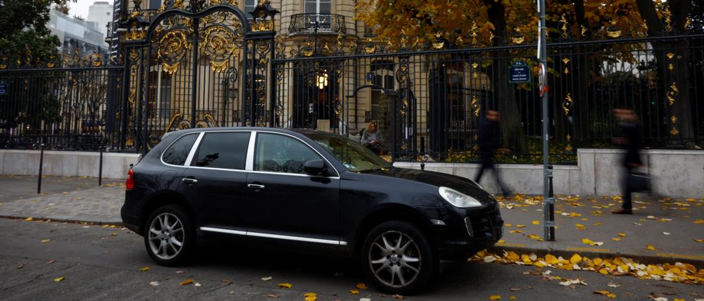 Ein SUV parkt in Paris. Das soll bald teuer werden. 