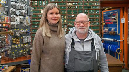Laura-Jane Savary und ihr Vater Detlef feiern das 125. Jubiläum von "C. Adolph Eisenwaren" am Savignyplatz in Charlottenburg