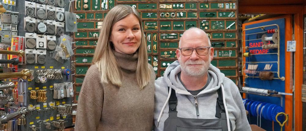 Laura-Jane Savary und ihr Vater Detlef feiern das 125. Jubiläum von "C. Adolph Eisenwaren" am Savignyplatz in Charlottenburg