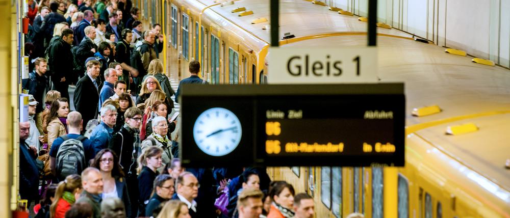 Fahrgäste steigen am Bahnhof Friedrichstraße in die U-Bahn U6 der Berliner Verkehrsbetriebe (BVG) in einen Zug.