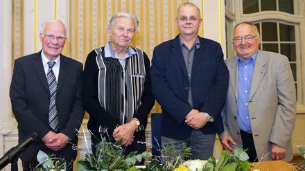 Eintrag in das Goldene Buch der Stadt: Hans-Jürgen Schröter (Neu Fahrland), Mike Wagner (Grube), Siegfried Seidel (Golm) und Hans-Ulrich Kiltz (Groß Glienicke)(v.r.).
