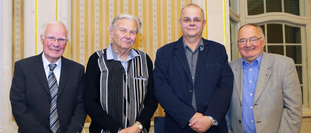 Eintrag in das Goldene Buch der Stadt: Hans-Jürgen Schröter (Neu Fahrland), Mike Wagner (Grube), Siegfried Seidel (Golm) und Hans-Ulrich Kiltz (Groß Glienicke)(v.r.).