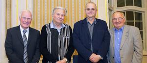 Eintrag in das Goldene Buch der Stadt: Hans-Jürgen Schröter (Neu Fahrland), Mike Wagner (Grube), Siegfried Seidel (Golm) und Hans-Ulrich Kiltz (Groß Glienicke)(v.r.).
