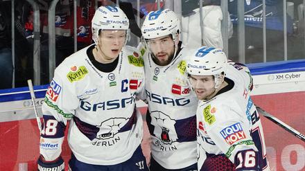 Mann des Spiels. Tobias Eder (M., hier bei einem Spiel in Mannheim) gelang der Berliner Siegtreffer in Bremerhaven.