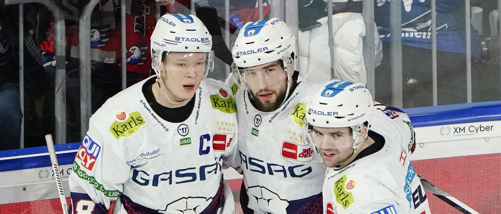 Mann des Spiels. Tobias Eder (M., hier bei einem Spiel in Mannheim) gelang der Berliner Siegtreffer in Bremerhaven.