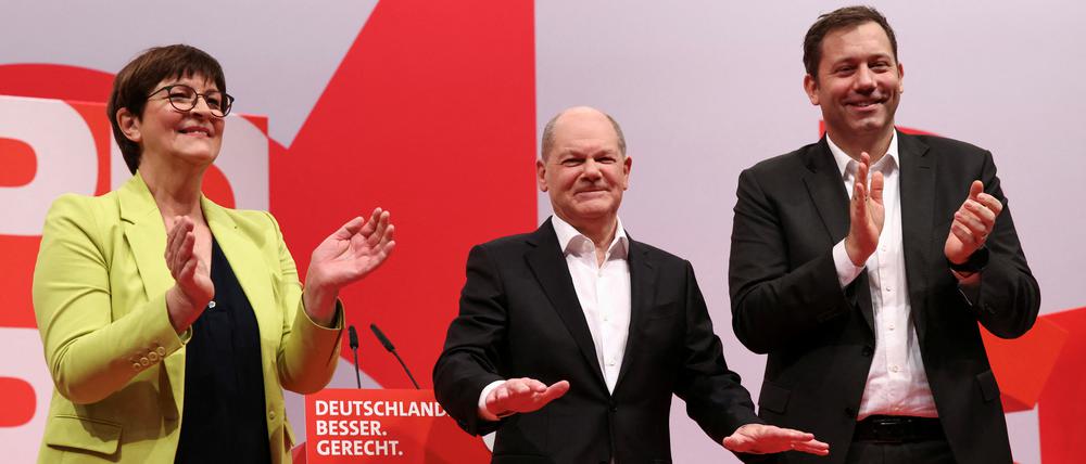 German Chancellor Olaf Scholz acknowledges applause by Social Democratic SPD party co-leaders Saskia Esken and Lars Klingbeil following his key-note speech at the SPD’s convention in Berlin, Germany, December 9, 2023. REUTERS/Liesa Johannssen