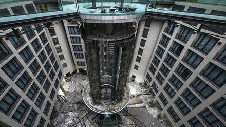 Der zerstörte Zylinder des Aquadoms und Reste der Acrylverkleidung. Etwa eine Million Liter Wasser ergossen sich vor einem Jahr in das Hotel und die umliegenden Straßen in der Berliner Innenstadt.