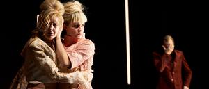 Traurige Archetypen statt Welthaltigkeit. Anne Lenks Inszenierung von „Katze auf dem heißen Blechdach“ bleibt in der Vergangenheit gefangen.