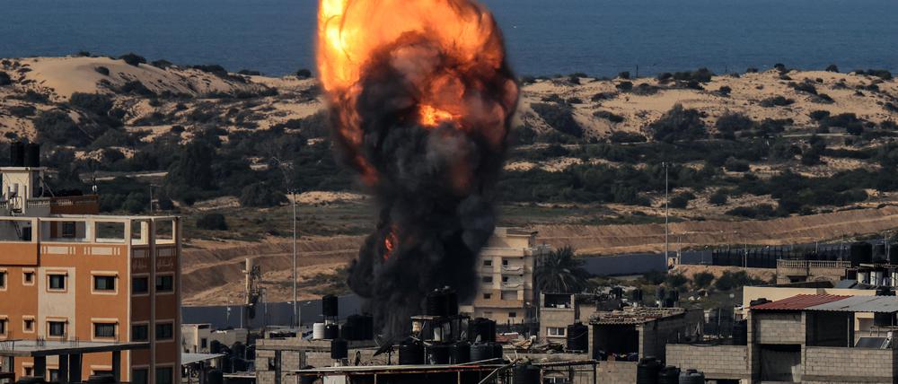 A ball of fire rises above a building during an Israeli strike, in Rafah in the southern Gaza Strip on December 9, 2023, amid continuing battles between Israel and the militant group Hamas. Israel pressed its offensive against Hamas militants in Gaza on December 9, after the United States blocked an extraordinary UN bid to call for a ceasefire in the two-month war. (Photo by MAHMUD HAMS / AFP)