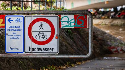 14.11.2023, Baden-Württemberg, Freiburg: Ein Schild weist an der Zufahrt eines Radwegs auf Hochwasser hin.
