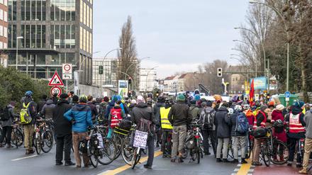 Klimaaktivisten sperren den Verkehr zur Elsenbrücke. (Symbolbild)