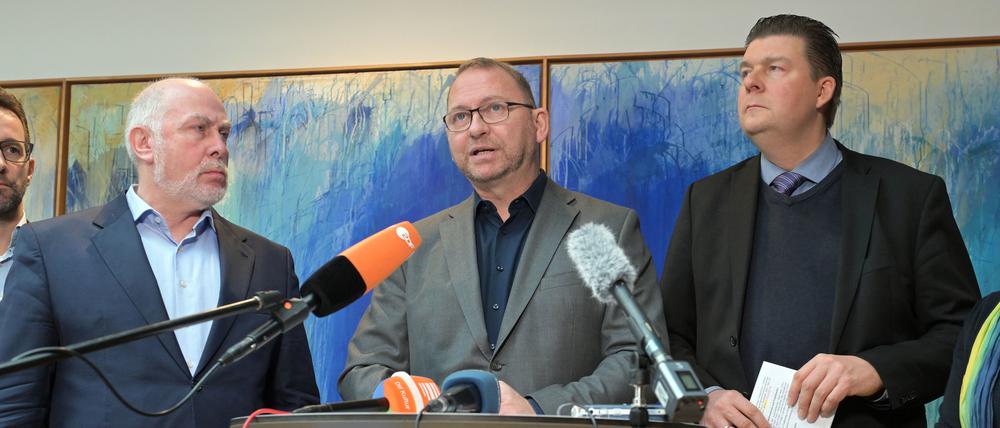 Ulrich Silberbach, Verhandlungsführer vom Deutschen Beamten Bund (DBB), ver.di Vorsitzender Frank Wernicke und Andreas Dressel, Hamburgs Finanzsenator und Verhandlungsführer der Länder, (v.l.) zeigen sich bei einer Pressekonferenz mit dem Ergebnis der Tarifverhandlungen zwischen Gewerkschaften und dem Öffentlichen Dienst zufrieden Foto: Michael Bahlo/dpa