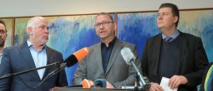 Ulrich Silberbach, Verhandlungsführer vom Deutschen Beamten Bund (DBB), ver.di Vorsitzender Frank Wernicke und Andreas Dressel, Hamburgs Finanzsenator und Verhandlungsführer der Länder, (v.l.) zeigen sich bei einer Pressekonferenz mit dem Ergebnis der Tarifverhandlungen zwischen Gewerkschaften und dem Öffentlichen Dienst zufrieden Foto: Michael Bahlo/dpa